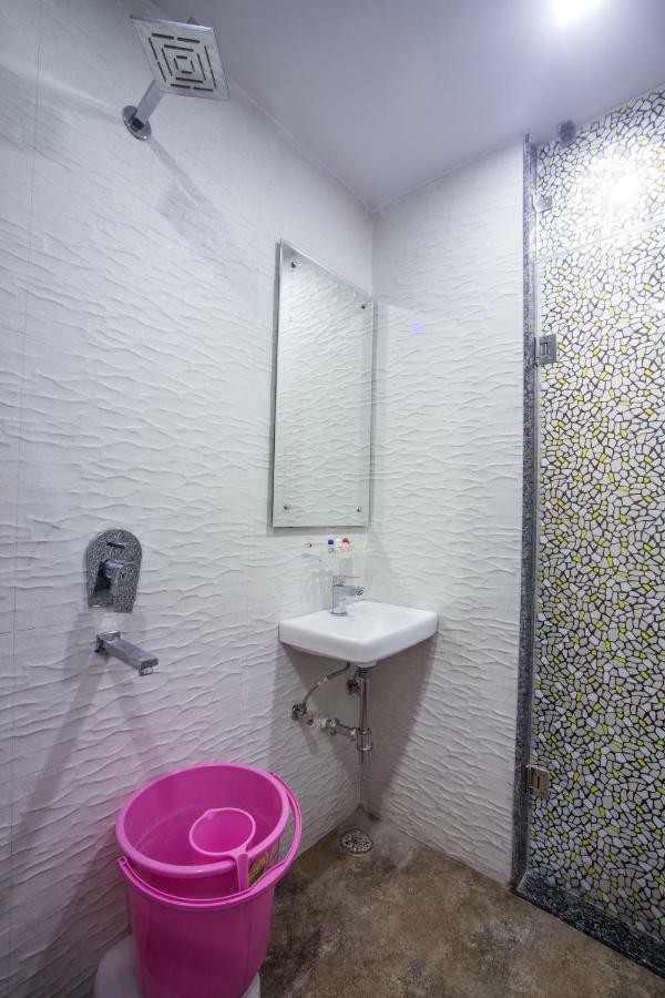 Hotel Harsha International New Delhi Exteriör bild
